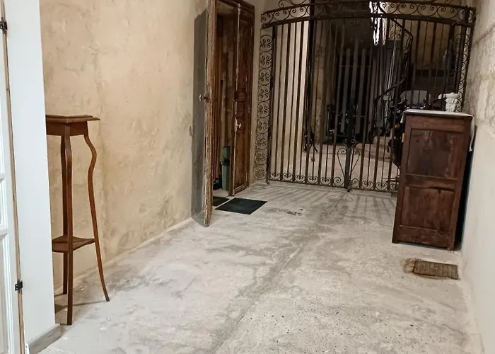 Dans Maison De Maitre, Appartement Independant.