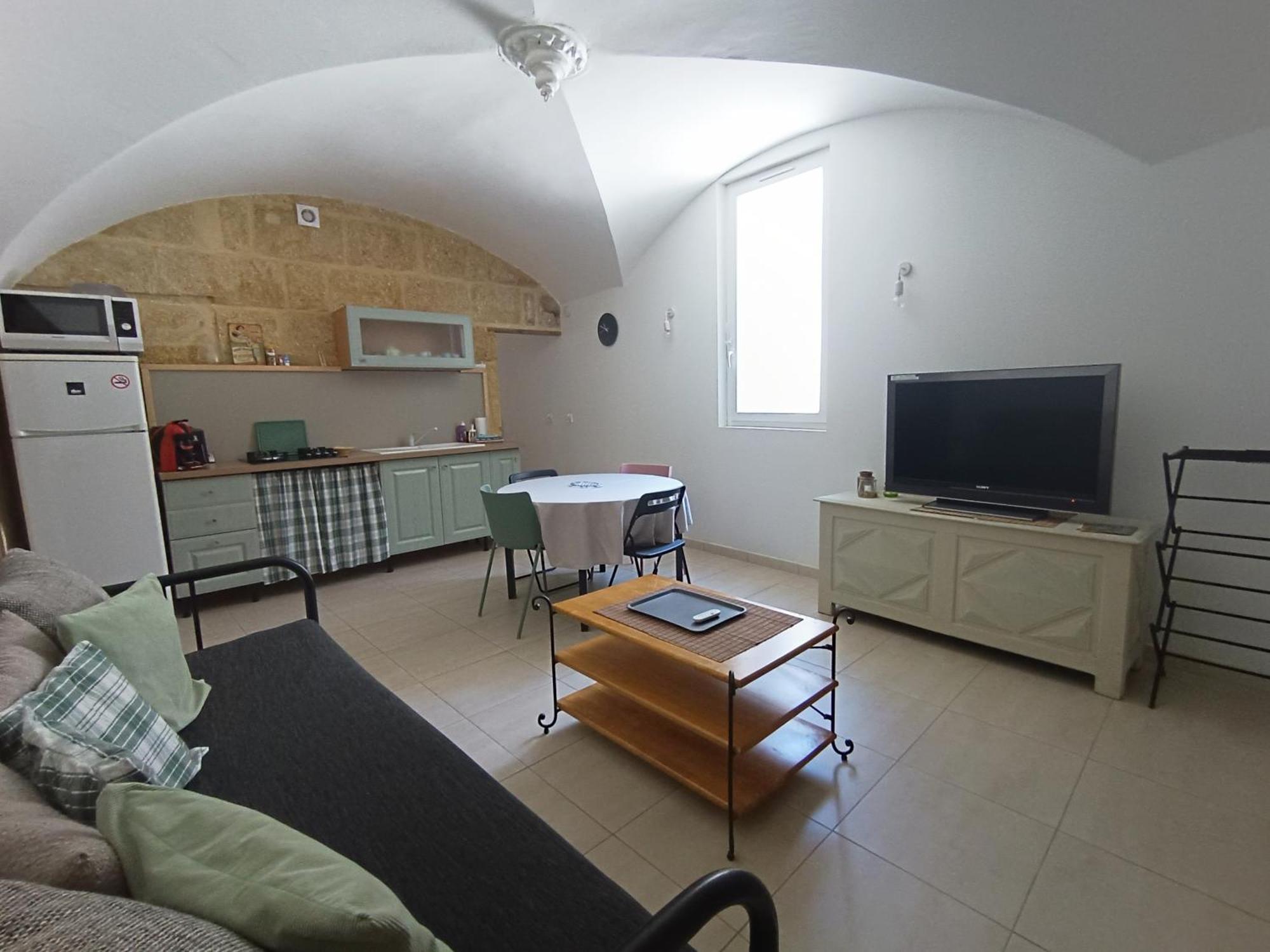 Dans Maison De Maitre, Independant. * Montfrin