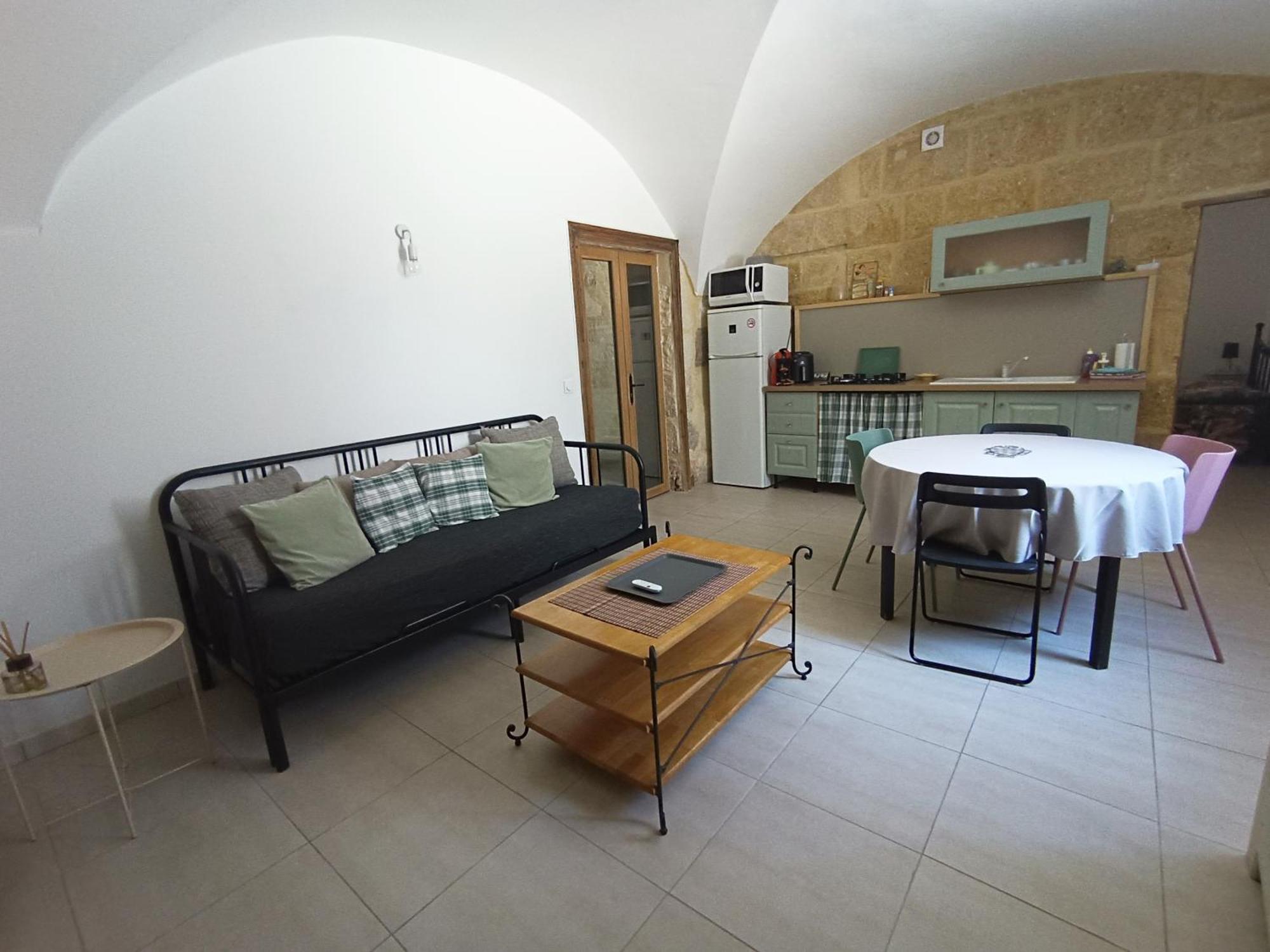 Dans Maison De Maitre, Independant. Apartment Montfrin